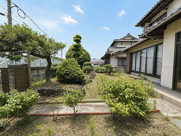 【現況販売】趣のある和風庭園を備えています。四季の移ろいを感じながらご自宅でゆったりとした時間をお過ごしいただけます。不要であれば庭を解体し、駐車スペースとして活用することもご検討いただけます。