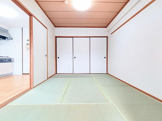 【リフォーム済】和室は畳の表替え、襖・クロスの張替え、LED照明の新設を行いました。