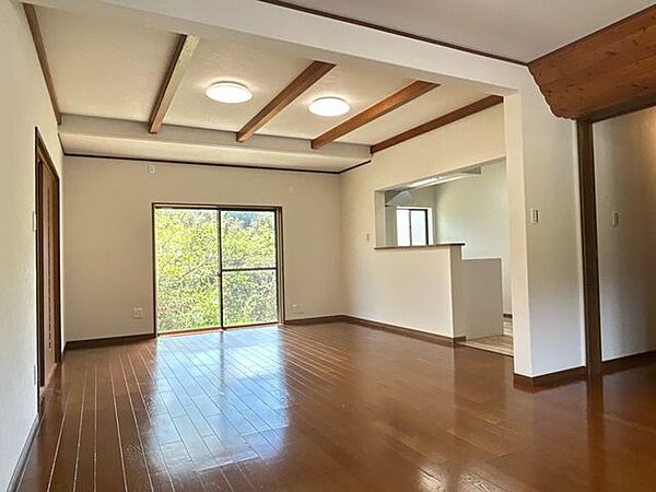 【リフォーム済み】LDKは18帖あります。床はクリーニングを行い、クロスは張り替えました。