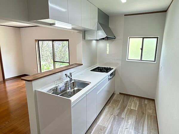 【リフォーム済み】キッチンはLIXIL社製の新品に交換しました。新品のシステムキッチンで毎日の料理もはかどります。