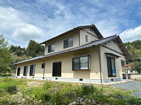 【リフォーム済み】南東側からの外観です。外壁塗装を行いました。塗装により見た目がきれいになるだけでなく、雨水への耐久性も向上します。