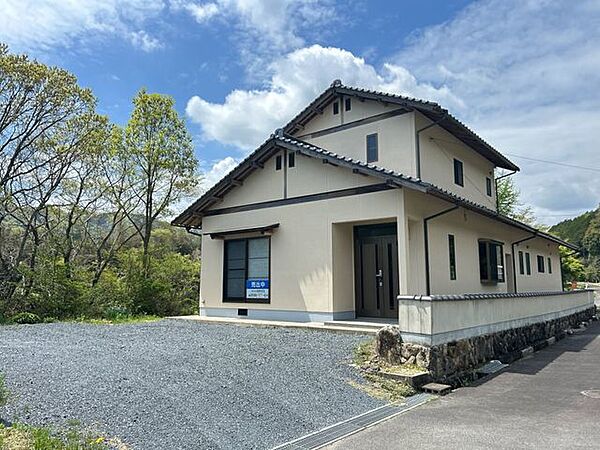 【リフォーム済み】敷地東側の駐車スペースです。整地を行い、砕石を敷きました。普通車2台駐車可能になります（車種によります）。
