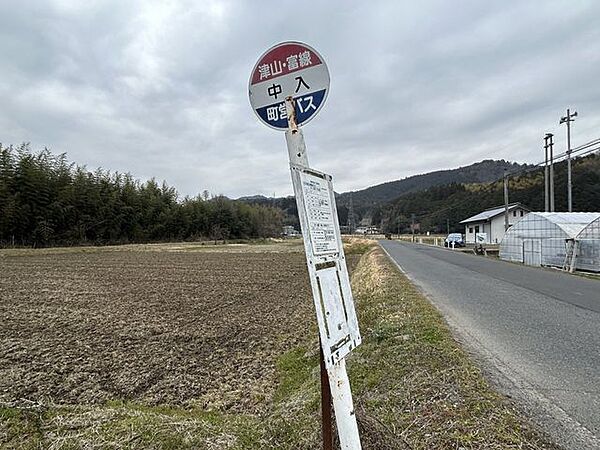 セブンイレブン　苫田鏡野町店 鏡野町営バス「中入停留所」まで約400ｍ（徒歩　約5分）。月曜日から土曜日までプラント5や津山駅方面、富方面の路線が利用できます。 4400m