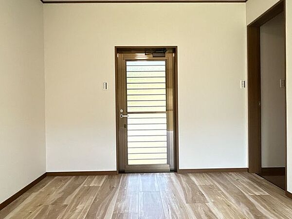 【リフォーム済み】1階洋室には勝手口があります。LDKを通らず出入りができます。勝手口のカギは交換しました。