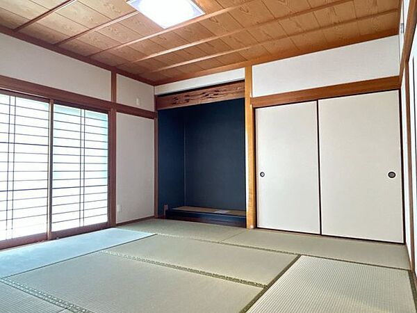 【リフォーム済み】1階南西側の8帖和室です。畳は表替えを行い、壁はクロスを張りました。