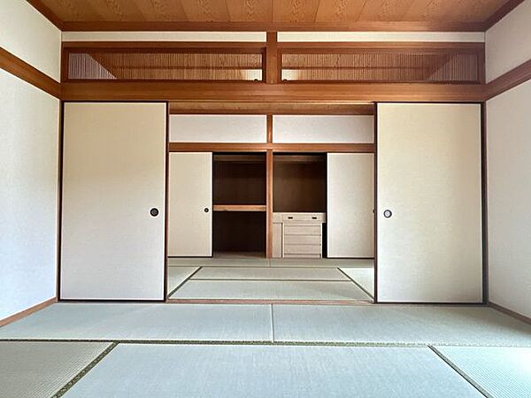 【リフォーム済み】1階の和室二間は続き間になっています。建具を開放すると14帖のスペースとして利用できます。