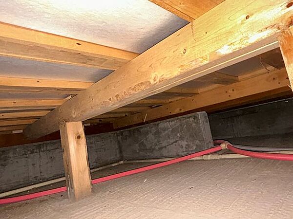中古住宅の3大リスクである、雨漏り、主要構造部分の欠陥や腐食、給排水管の漏水や故障を2年間保証します。その前提で床下まで確認の上でリフォームし、シロアリの被害調査と防除工事をおこないます。