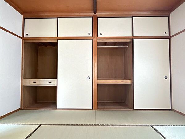 【リフォーム済み】南東側和室の収納です。ふすまの張替えとクリーニングを行いました。来客用のお布団や座布団をしまったり、ハンガーパイプもあるので服をかけたり、タップリ収納できます。