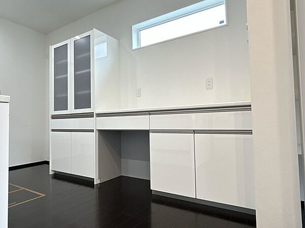【リフォーム済み】キッチン背面にはカップボードがあります。クリーニングしました。