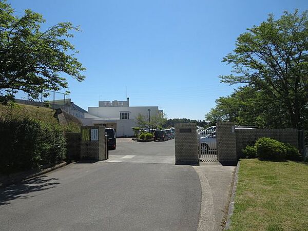 北陵 弥生小学校まで約900ｍ（徒歩　約12分）。校庭は元気に体を動かす児童の笑顔であふれています。