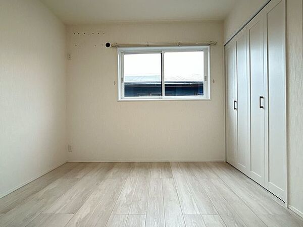 【リフォーム済み】2階の5帖洋室です。クリーニングしました。