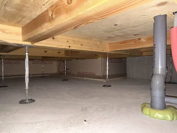 中古住宅の3大リスクである、雨漏り、主要構造部分の欠陥や腐食、給排水管の漏水や故障を2年間保証します。その前提で床下まで確認の上でリフォームし、シロアリの被害調査と防除工事もおこないます。