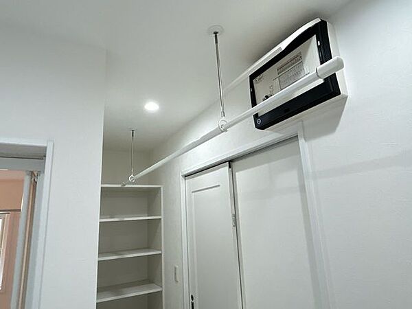 【リフォーム済み】洗面脱衣所には室内干し用の器具が備え付けられています。クリーニングしました。