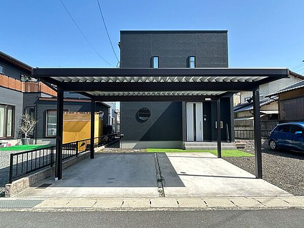 【リフォーム済み】2台駐車できるカーポートがあります（車種によります）。