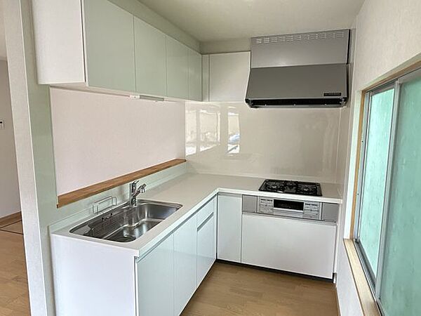 【リフォーム済み】LIXIL社製のL型システムキッチンを新設しました。対面式のキッチンになっています。新しいキッチンで毎日の料理もはかどります。