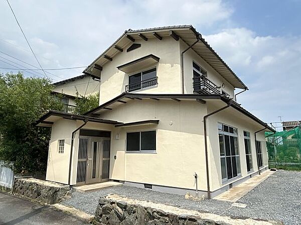 【リフォーム済み】外壁と1階の屋根を塗装しました。塗装し直すことで見た目がきれいになるだけでなく、雨水への耐久力も向上します。