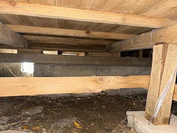 中古住宅の3大リスクである、雨漏り、主要構造部分の欠陥や腐食、給排水管の漏水や故障を2年間保証します。その前提で床下まで確認の上でリフォームし、シロアリの被害調査と防除工事もおこないます。