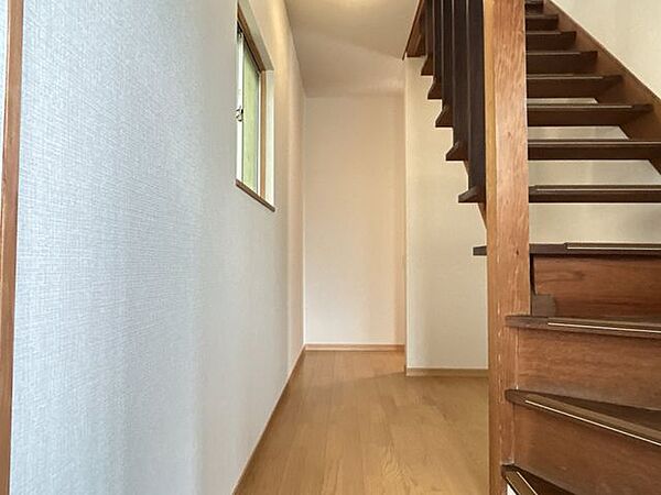 【リフォーム済み】1階廊下です。階段下には収納場所としても使える空間があります。床はフローリングを、天井と壁はクロスを張りました。