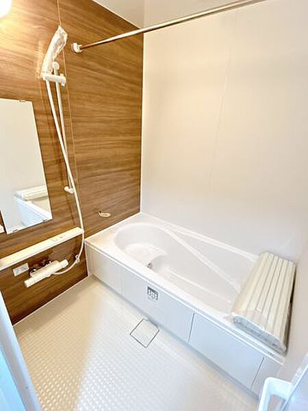 【リフォーム済】浴室はLIXIL社製のユニットバスに交換しました。ゆったり浸かれる1坪サイズです。