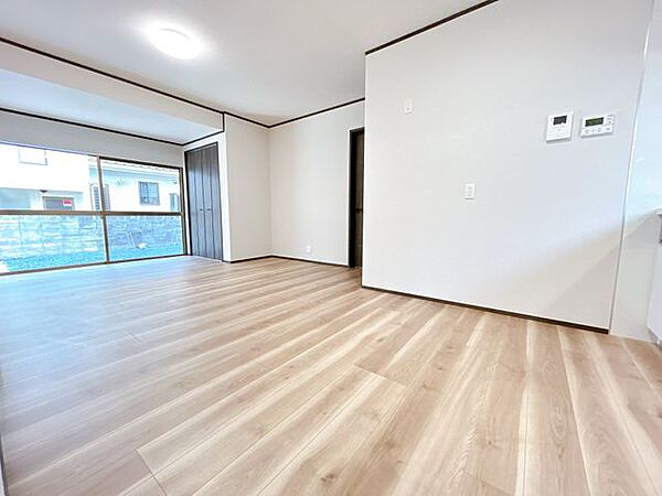 【リフォーム済】LDKは、フローリング重ね張り、クロス張替え、ドア・LED照明新設を行います。