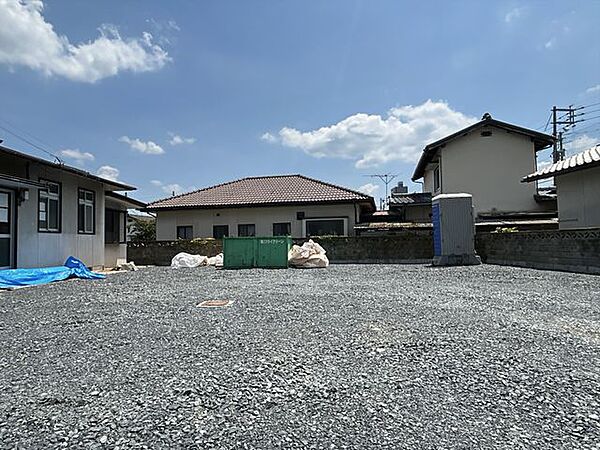 【現在リフォーム中　8/9撮影】駐車場を広げました。普通車で6台駐車できます（車種によります）。