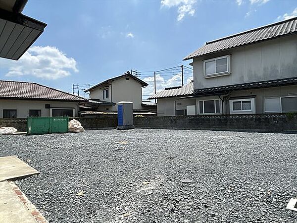【現在リフォーム中　8/9撮影】庭木を伐採して砕石を敷きました。