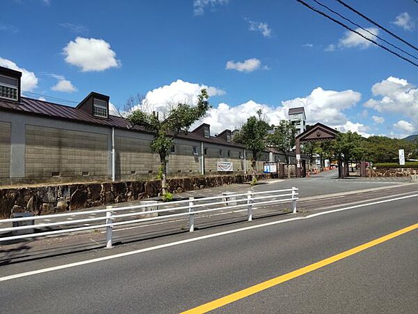 中道中学校まで約1700ｍ（徒歩　約22分）。
