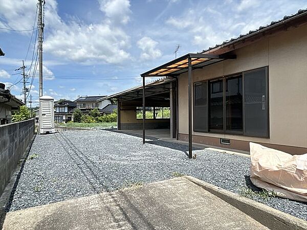 【現在リフォーム中　8/9撮影】庭に砕石を敷きました。