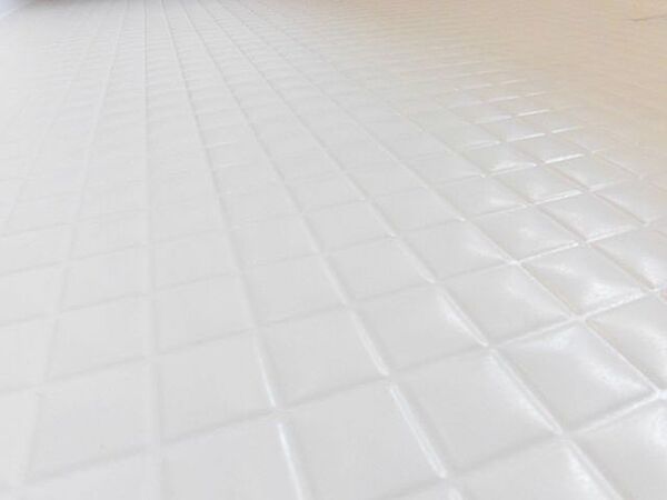 【同仕様写真】浴室の床は水はけがよい構造になっています。