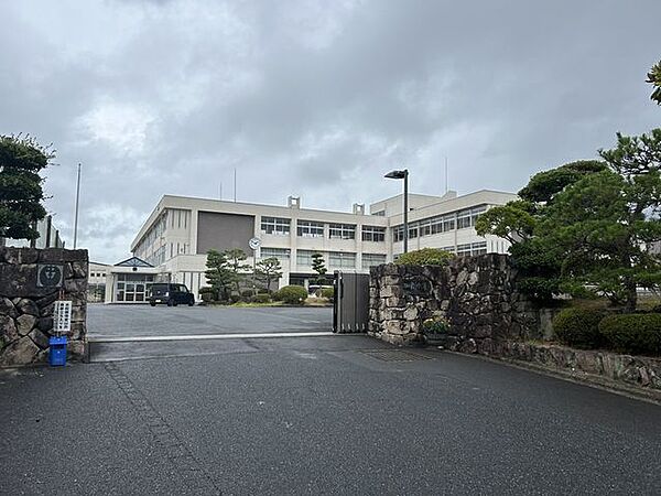 鶴山中学校まで約900ｍ（徒歩　約12分）。