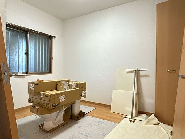 【現在リフォーム中　10/11撮影】現況の約5帖の洋室です。クリーニングとクロスの張替えを行う予定です。