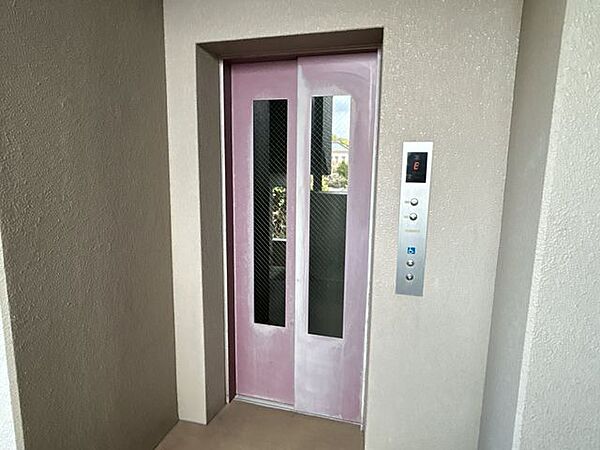 【現地写真】エレベーターは各階に止まります。