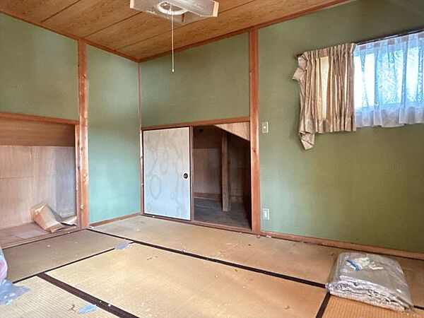 【9月19リフォーム中】2階西側の洋室になります。和室から洋室に間取り変更をします。床はフローリングを、天井と壁はクロスを張り、クローゼットを新設します。