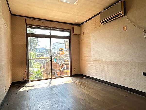 【9月19リフォーム中】1階洋室になります。間取り変更により19.25帖のLDKを作る予定です。床はフローリングを、天井と壁はクロスを張ります。