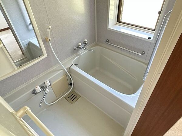 【9月19リフォーム中】1階西側のトイレになります。1階南西側のトイレ、お風呂、洗面室をつなげて広いパントリーを新設します。床はフローリングを、天井と壁はクロスを張ります。