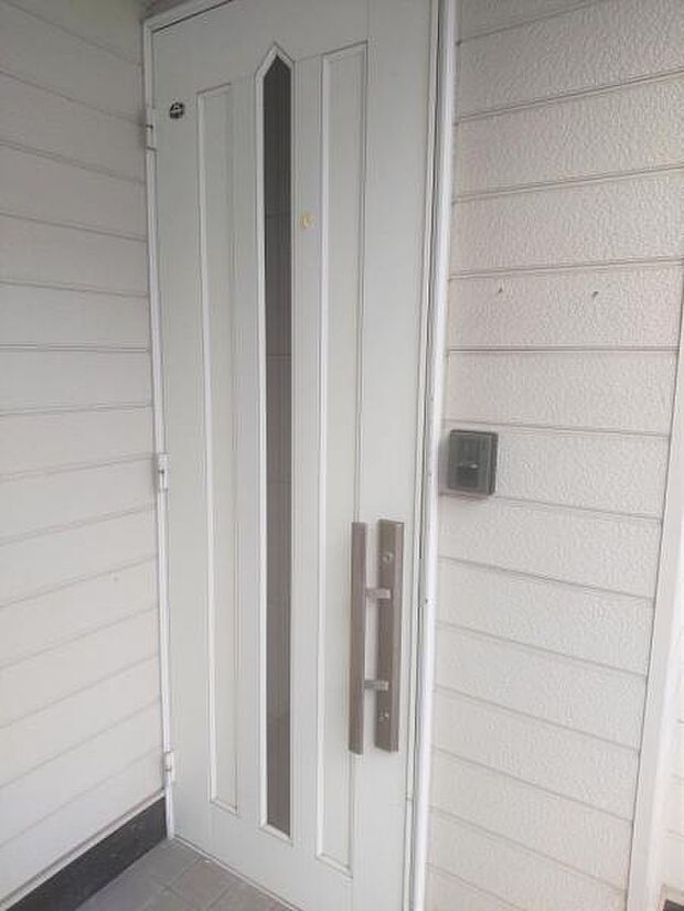 【玄関外観】玄関ドアは鍵を交換しました。