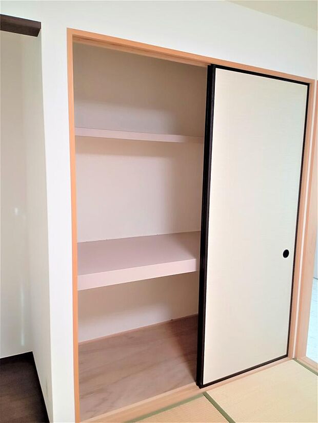 【1F和室収納】中段棚、枕棚があり荷物も整理整頓しやすいです。