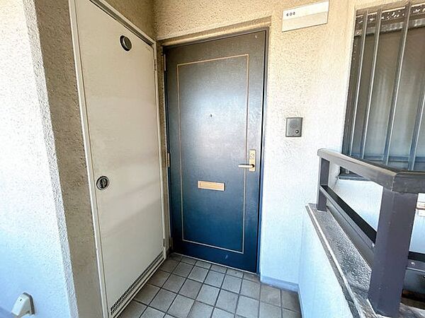 【玄関】玄関ドアはクリーニング、鍵交換を行いました。