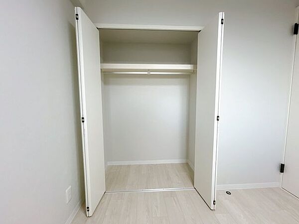 【リフォーム済】収納は枕棚、パイプを設置しました。収納の折れ戸も交換しました。