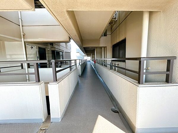 【通路】お部屋前の通路です。掃除が行き届いています。