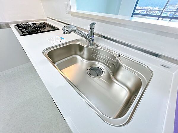 【リフォーム済】キッチンのシンクはサビにくく熱に強いステンレス製です。水はねの音を抑える静音設計で、従来よりもさらに水音が静かになっています。