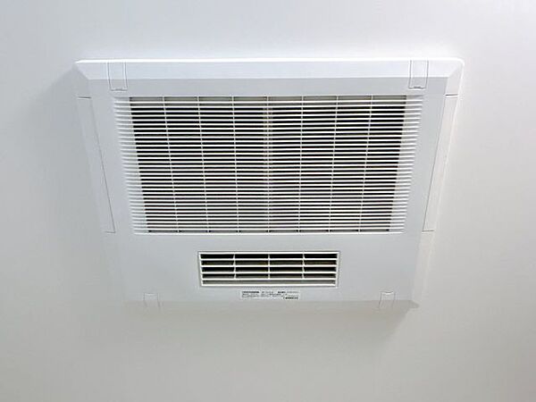 ユニットバスは浴室乾燥機能付きです。湿気をすみずみまで除去、結露やカビの発生を抑えます。雨の日のお洗濯にも便利ですね。