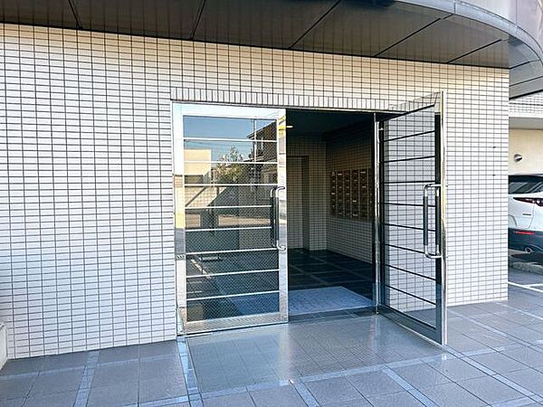 【エントランス】建物エントランスです。オートロックで安心です。集合ポストも北側のエントランスにあります。