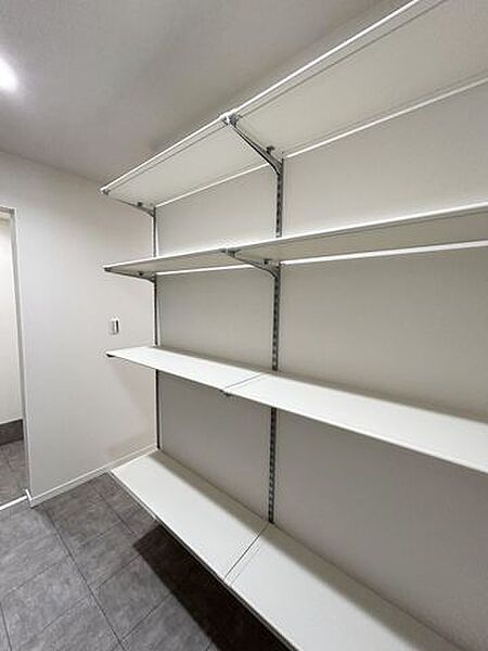【リフォーム済】玄関右側にシューズインクロークを新設しました。可動棚を設置しています。
