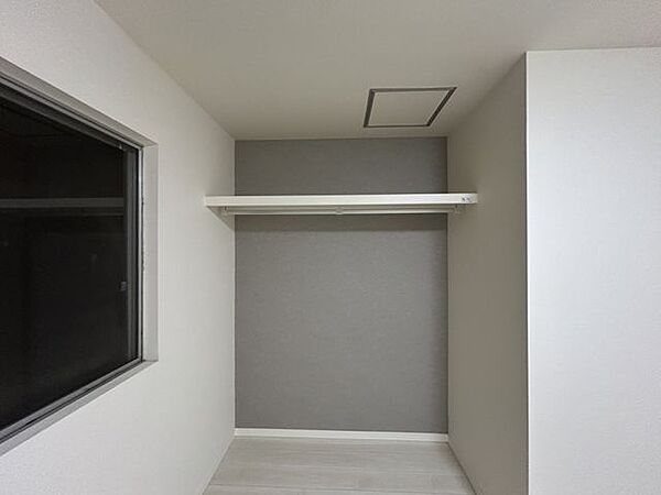 【リフォーム済】全居室に収納がついているので家族一人ひとりの荷物を収納できます。約1坪分のサイズの収納で枕棚とパイプも設置いたしました。