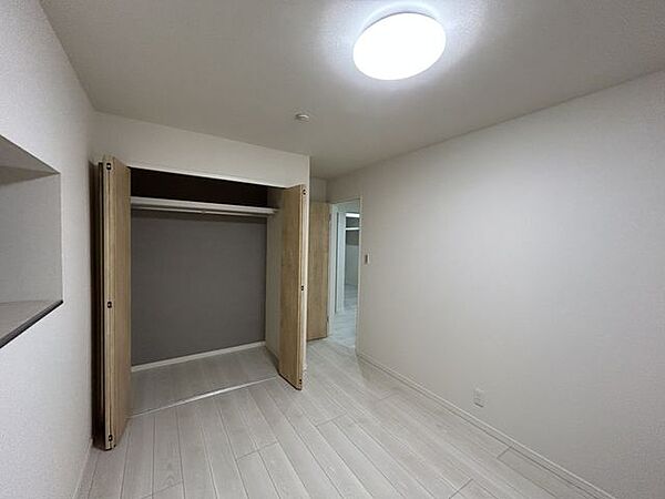 【リフォーム済】1階7帖の洋室です。1階に1つでもお部屋があると、階段を上がることが難しくなった時に便利です。来客用のお部屋としても使えそうですね。