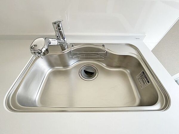 【リフォーム済】新品交換したキッチンのシンクはサビにくく熱に強いステンレス製です。水はねの音を抑える静音設計で、従来よりもさらに水音が静かになっています。　