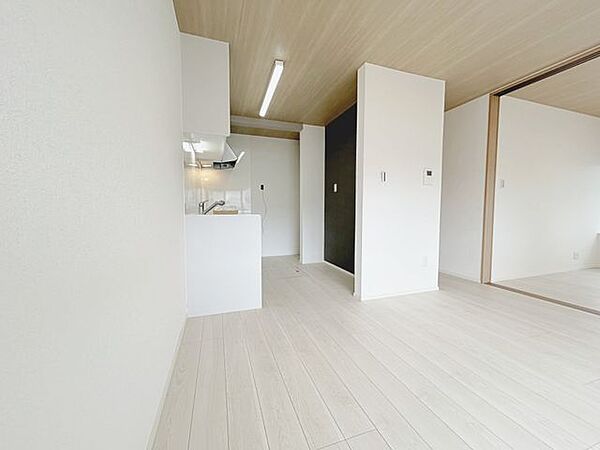 【リフォーム済】全体的に天井壁クロスの張替、床フロアの張替を行いました。