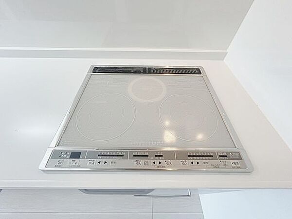【リフォーム済】新品交換したキッチンは3口コンロで同時調理が可能。大きなお鍋を置いても困らない広さです。お手入れ簡単なコンロなのでうっかり吹きこぼしてもお掃除ラクラクです。　