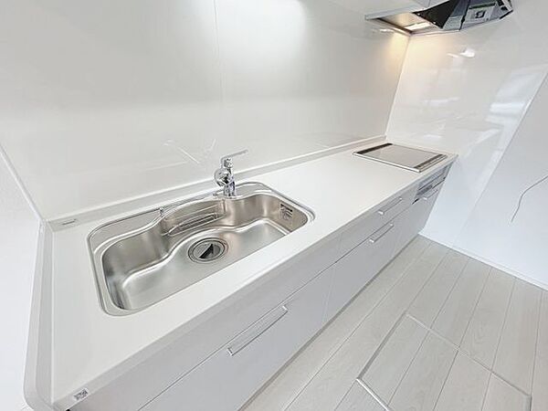 【リフォーム済】キッチンはハウステック製の新品に交換しました。2550mmのキッチンですので広々とした使い方が出来ます。　収納は引き出し式で、大きなお鍋やフライパンもすっきり片付きます。
